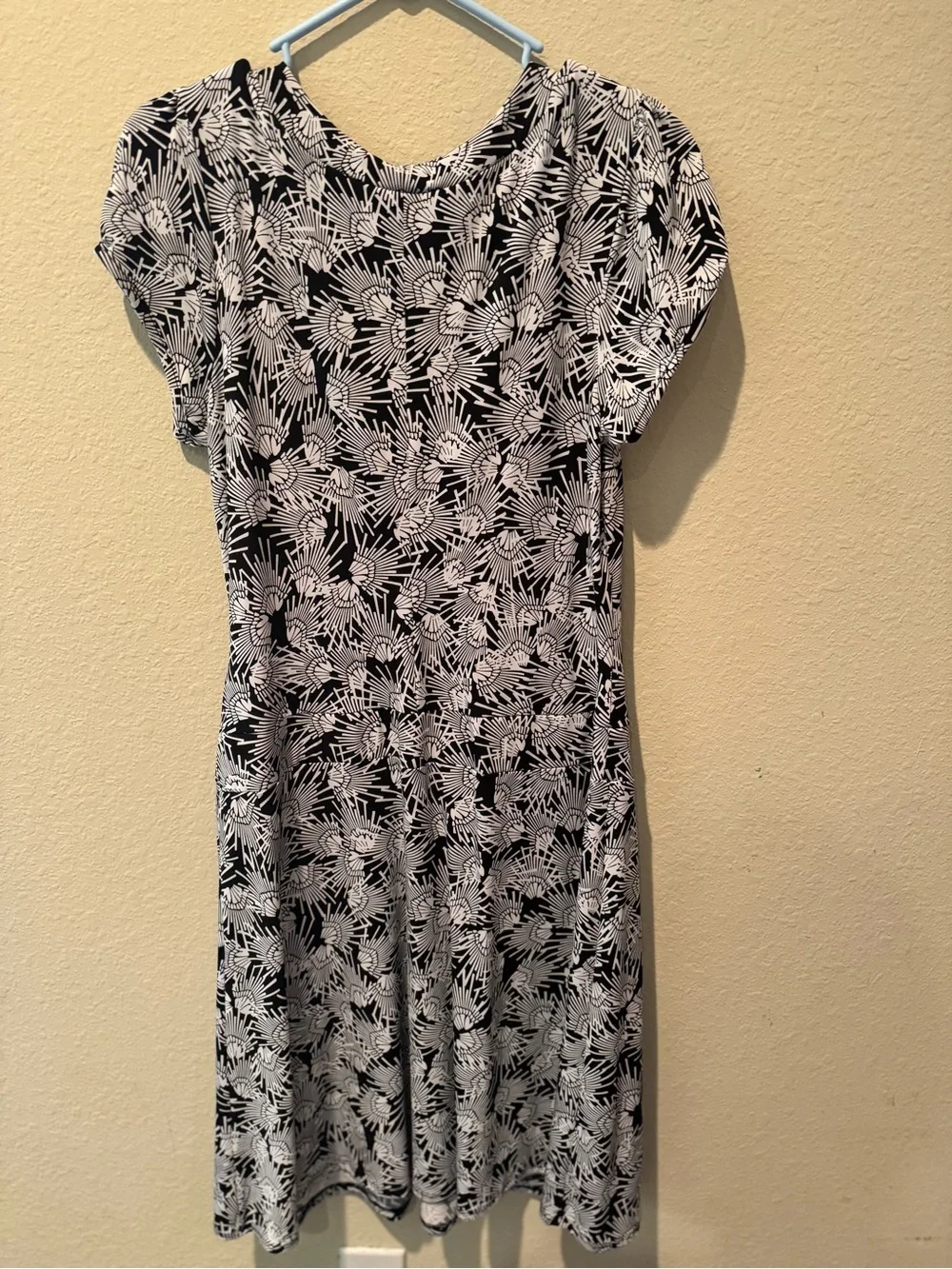 AB Studio Black and White Floral V-Neck Midi Dress - Picture 2 of 2